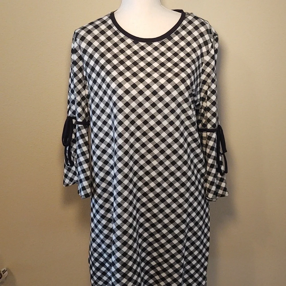 Isaac Mizrahi Women's Black and White Shift Dress with Slit Sleeves - Picture 1 of 12